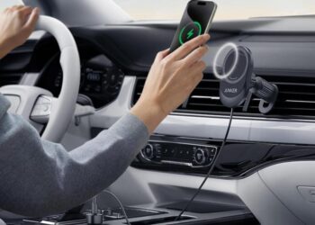 How to Choose a Safe Wireless Car Charger for Road Trips