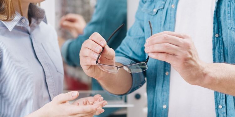 How to Choose Between Contact Lenses and Glasses for Daily Wear